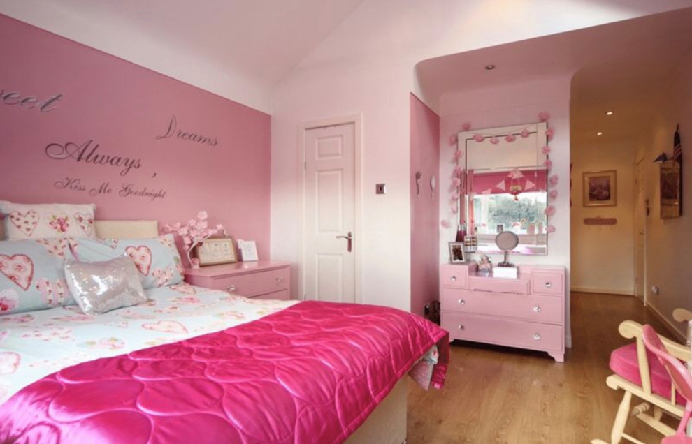 Idee per una grande camera degli ospiti minimalista con pareti rosa, pavimento in laminato e pavimento beige