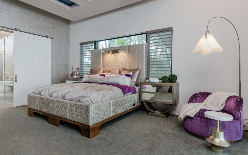 Стильный дизайн: спальня в современном стиле с белыми стенами, ковровым покрытием и серым полом - последний тренд