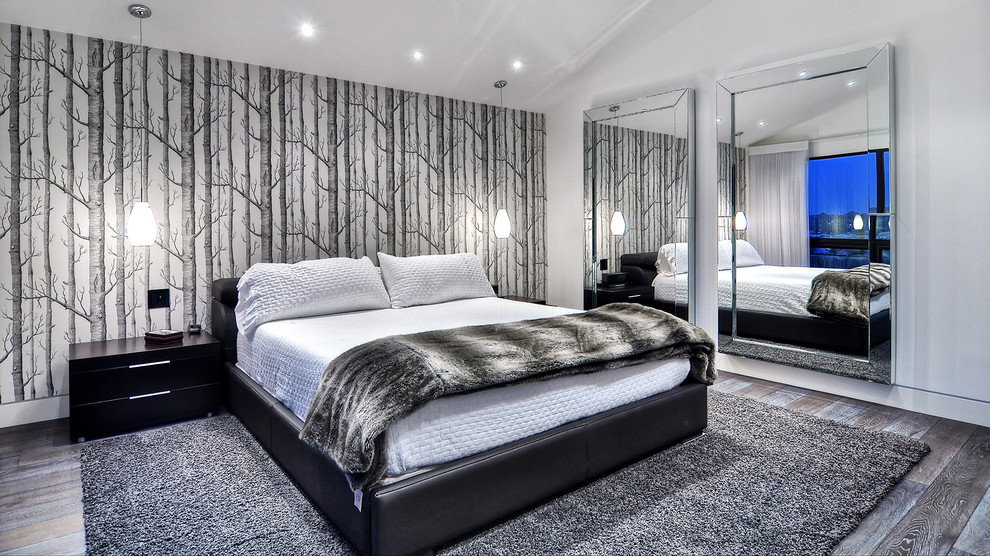 Imagen de dormitorio principal minimalista grande sin chimenea con paredes blancas y suelo de madera oscura