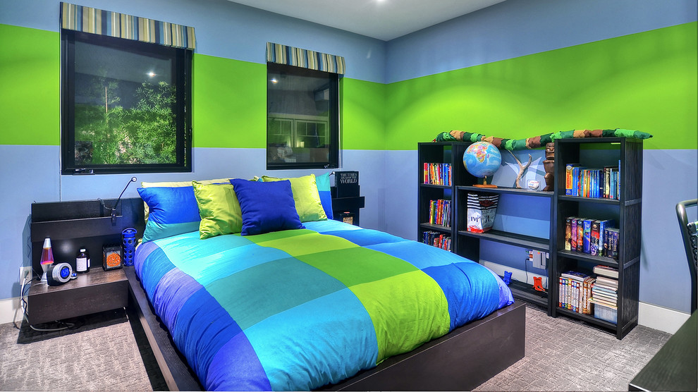 Aménagement d'une grande chambre moderne avec un mur bleu et un sol gris.