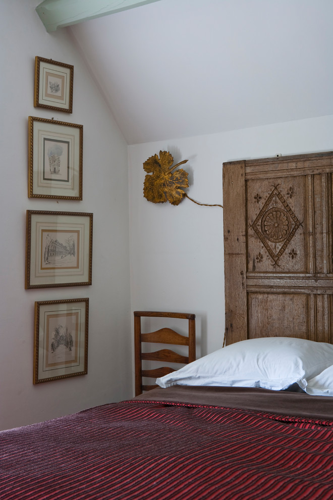 На фото: спальня в стиле кантри с серыми стенами с