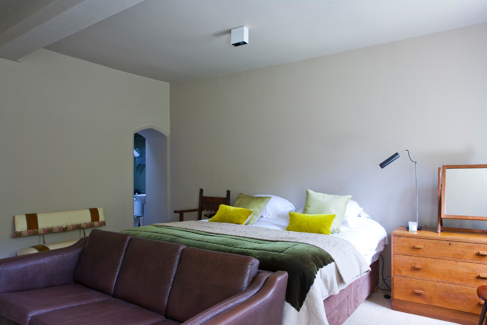 Imagen de habitación de invitados campestre de tamaño medio con paredes grises, moqueta y suelo beige