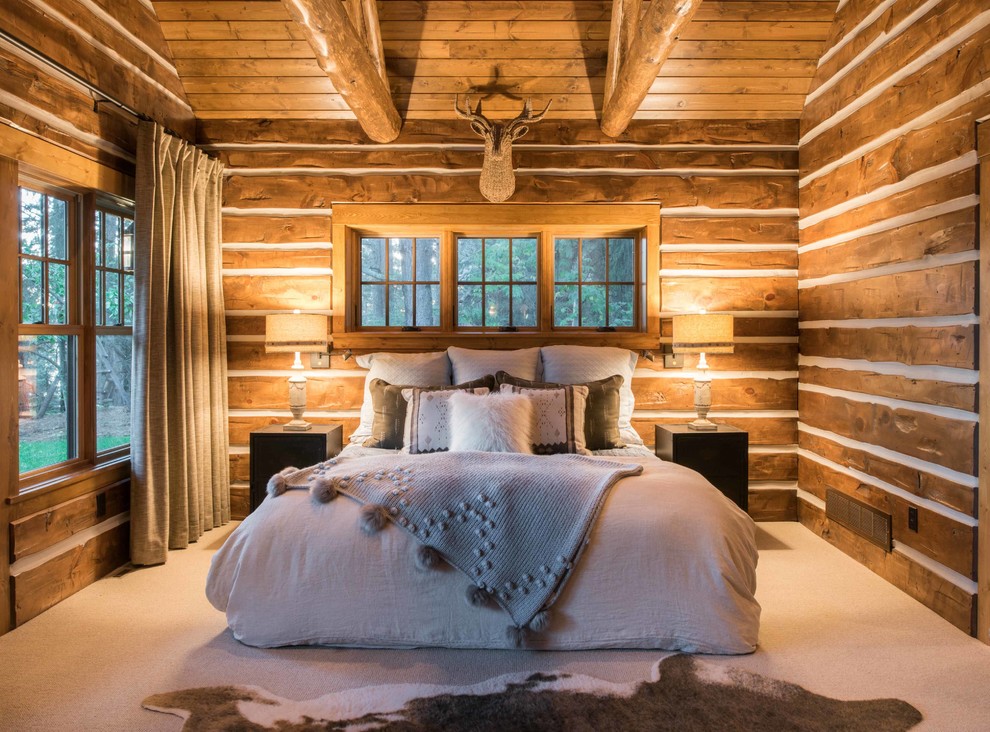 Источник вдохновения для домашнего уюта: хозяйская спальня среднего размера в стиле рустика с коричневыми стенами, ковровым покрытием и белым полом