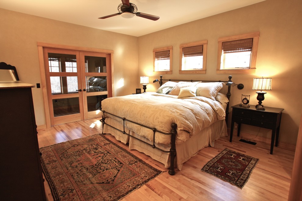 Пример оригинального дизайна: хозяйская спальня среднего размера в стиле рустика с бежевыми стенами и полом из бамбука без камина