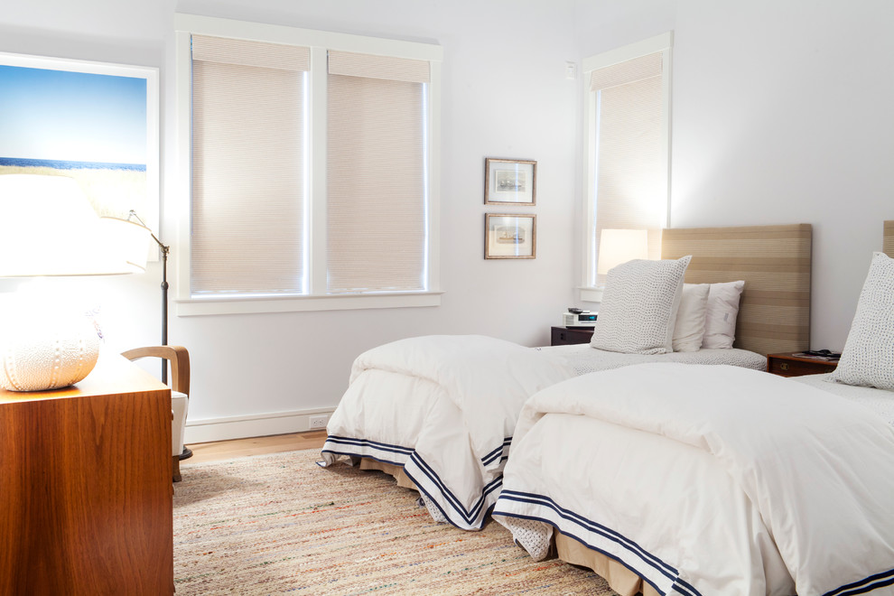 Foto de dormitorio clásico renovado con paredes blancas y suelo de madera clara
