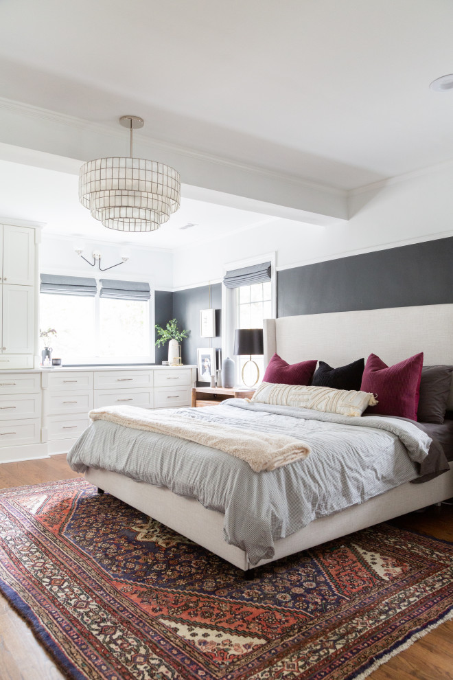 На фото: спальня в стиле неоклассика (современная классика) с черными стенами, паркетным полом среднего тона и коричневым полом с