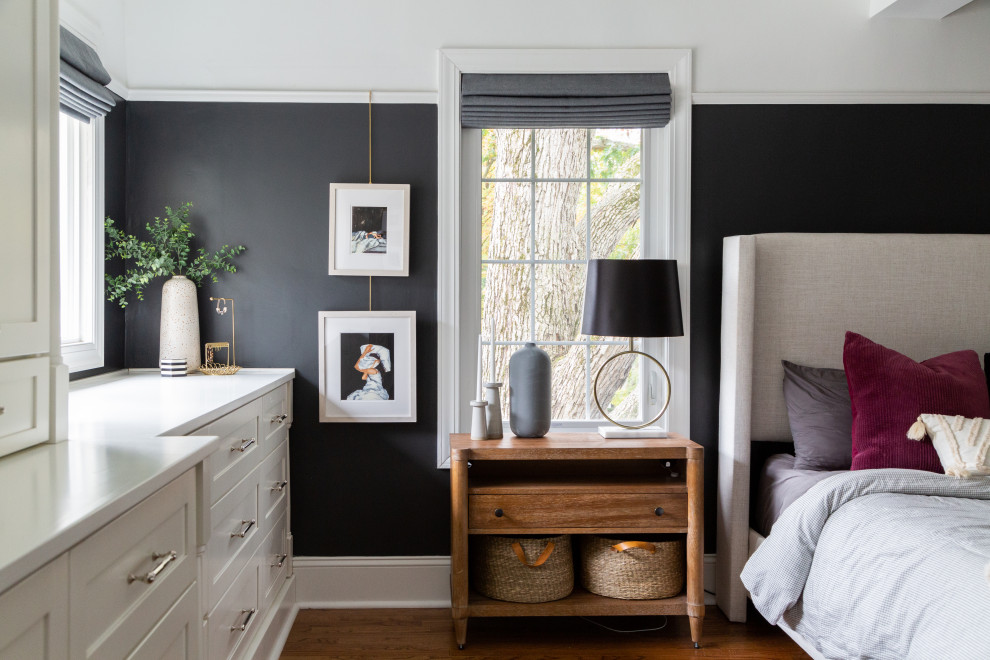 Idee per una camera da letto chic con pareti nere, pavimento in legno massello medio e pavimento marrone