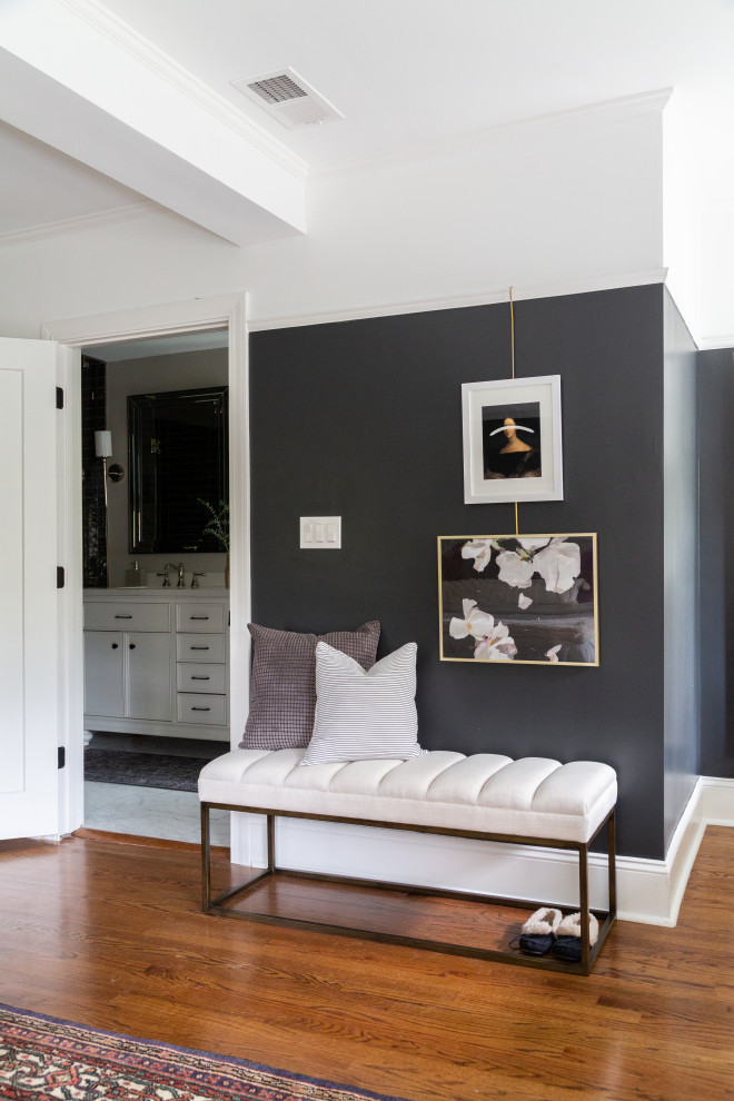 Стильный дизайн: спальня в стиле неоклассика (современная классика) с черными стенами, паркетным полом среднего тона и коричневым полом - последний тренд