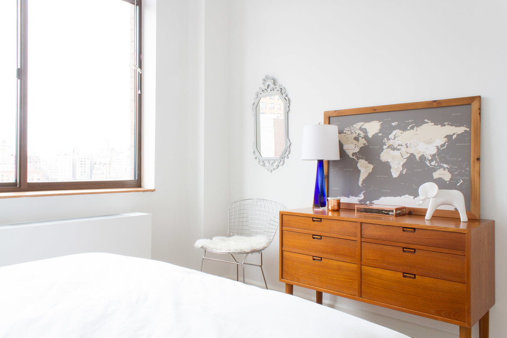 На фото: хозяйская спальня среднего размера в современном стиле с белыми стенами, паркетным полом среднего тона и коричневым полом без камина с
