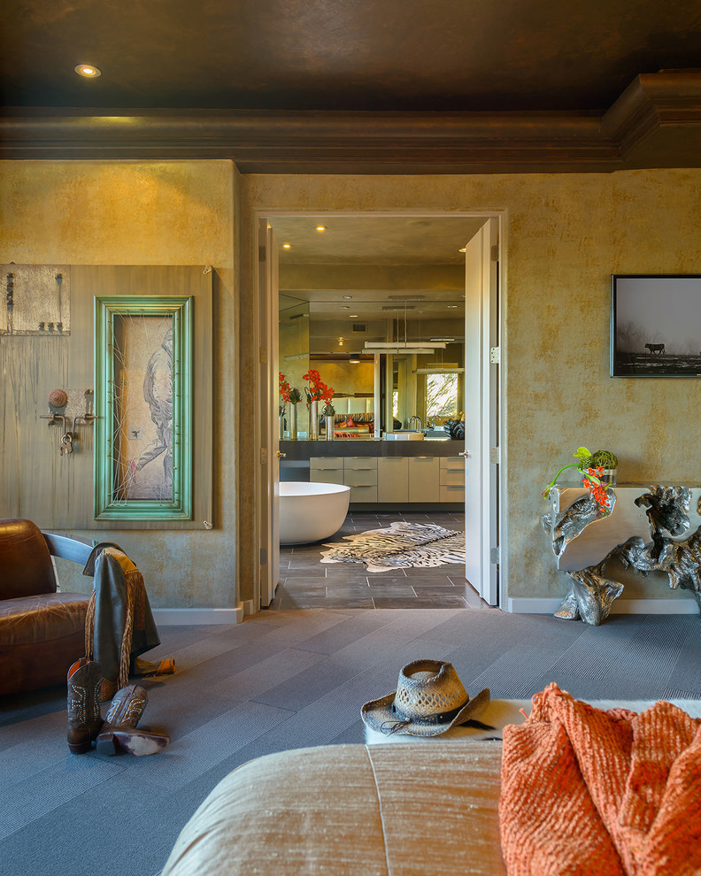 Imagen de dormitorio principal de estilo americano de tamaño medio sin chimenea con paredes multicolor y moqueta