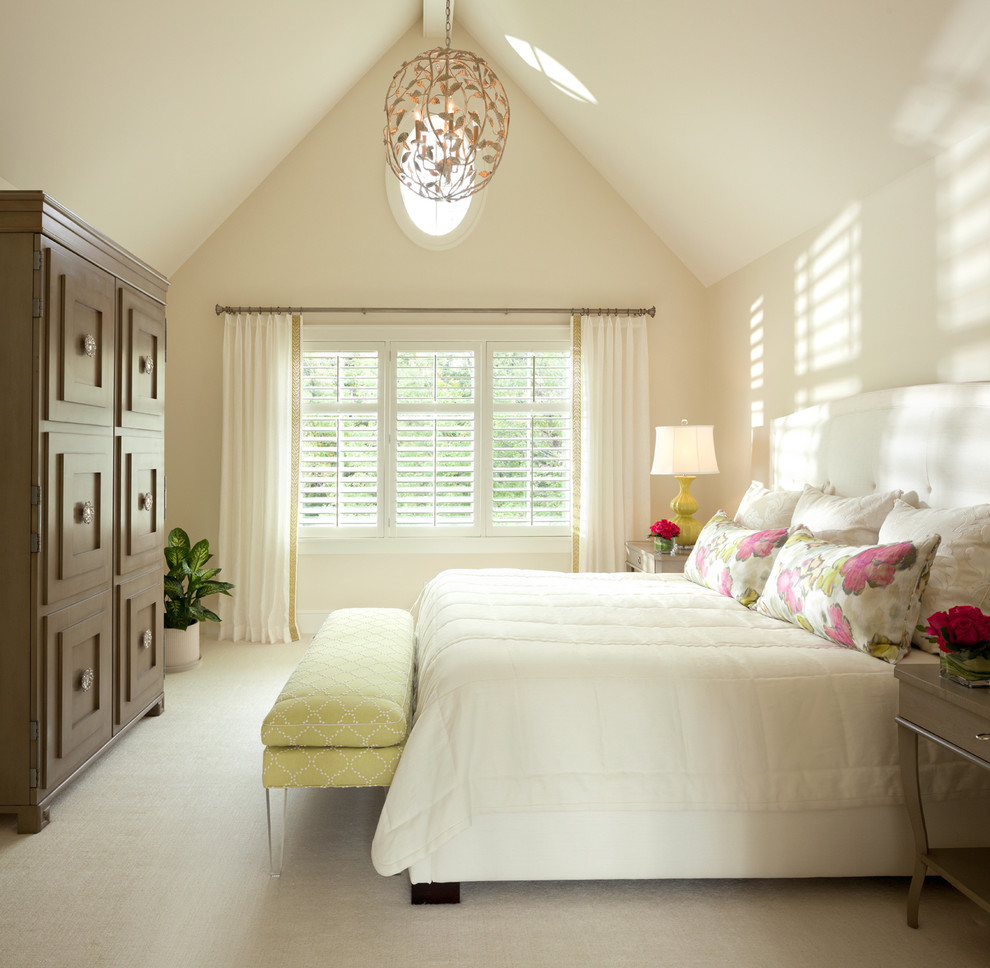 На фото: хозяйская спальня среднего размера в классическом стиле с бежевыми стенами, ковровым покрытием и сводчатым потолком