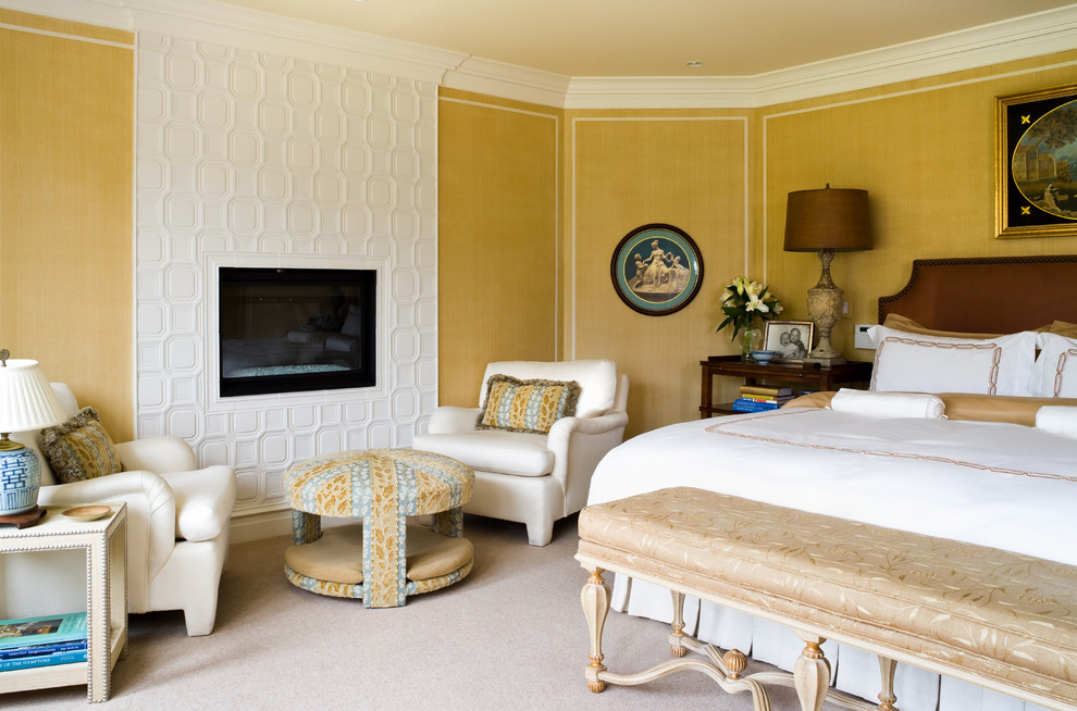 Exempel på ett klassiskt sovrum, med gula väggar