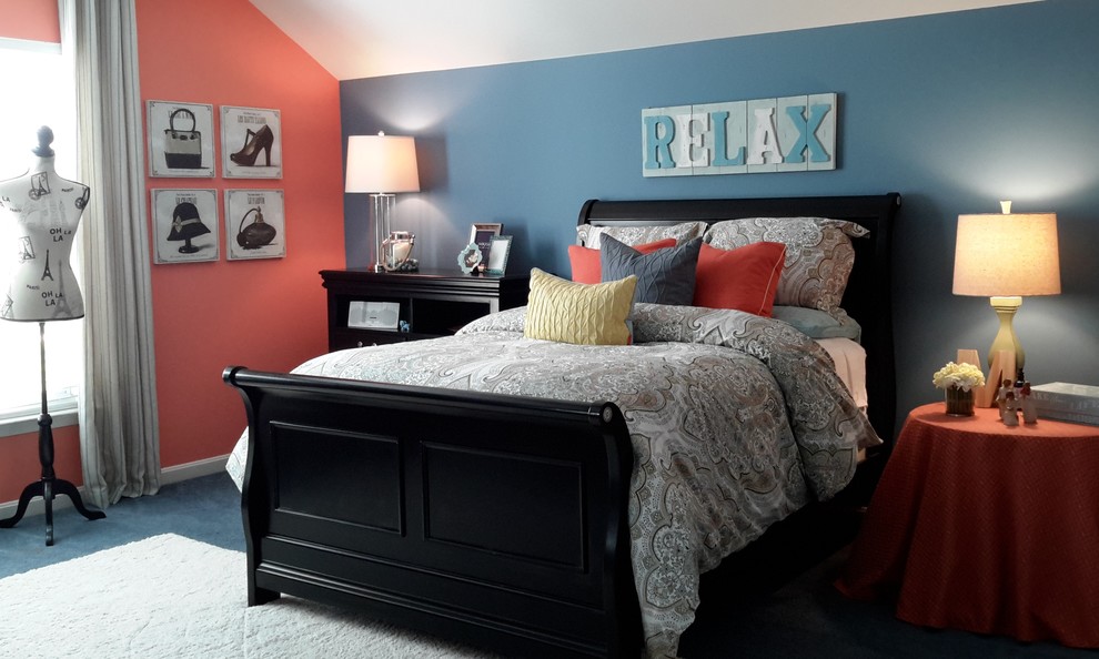 Réalisation d'une chambre avec moquette tradition de taille moyenne avec un mur orange.