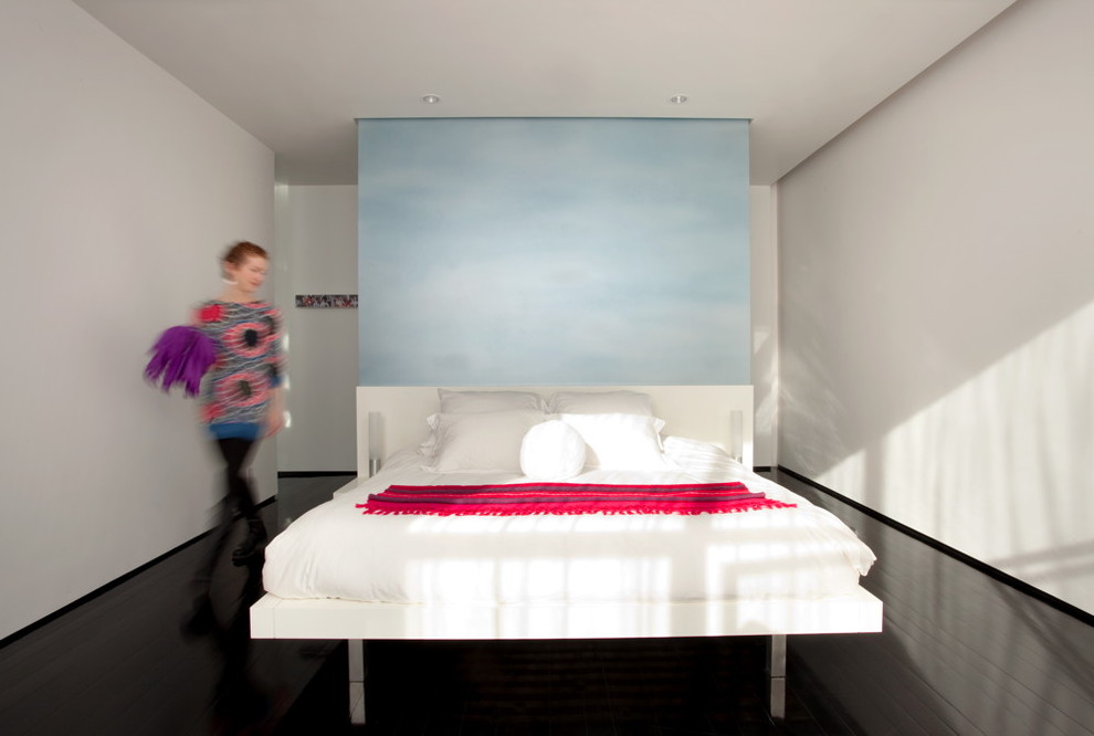 Ejemplo de dormitorio minimalista con paredes blancas y suelo de madera oscura