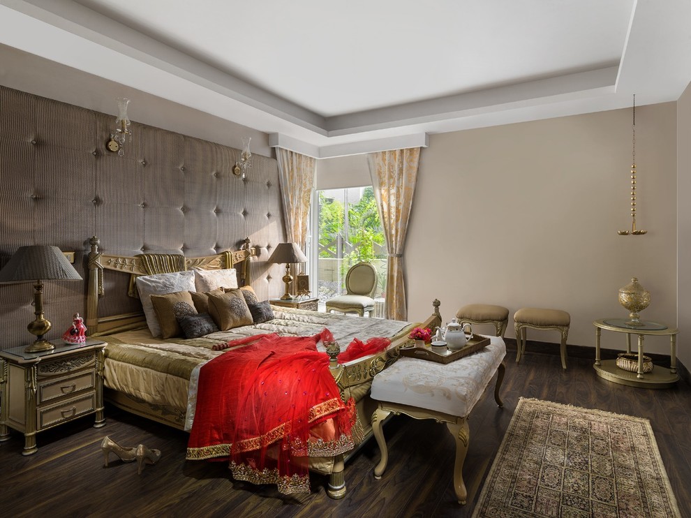 デリーにあるアジアンスタイルのおしゃれな寝室 (濃色無垢フローリング、茶色い床) のレイアウト