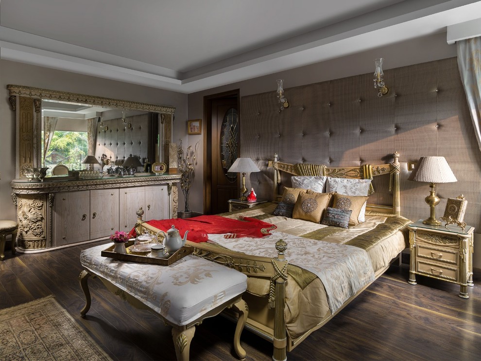 Großes Klassisches Schlafzimmer mit dunklem Holzboden und braunem Boden in Delhi