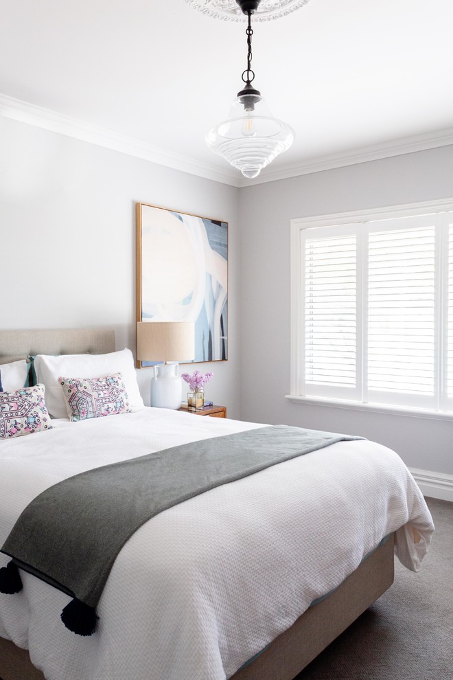 メルボルンにある中くらいなトランジショナルスタイルのおしゃれな主寝室 (グレーの壁、カーペット敷き、グレーの床、グレーとクリーム色) のインテリア