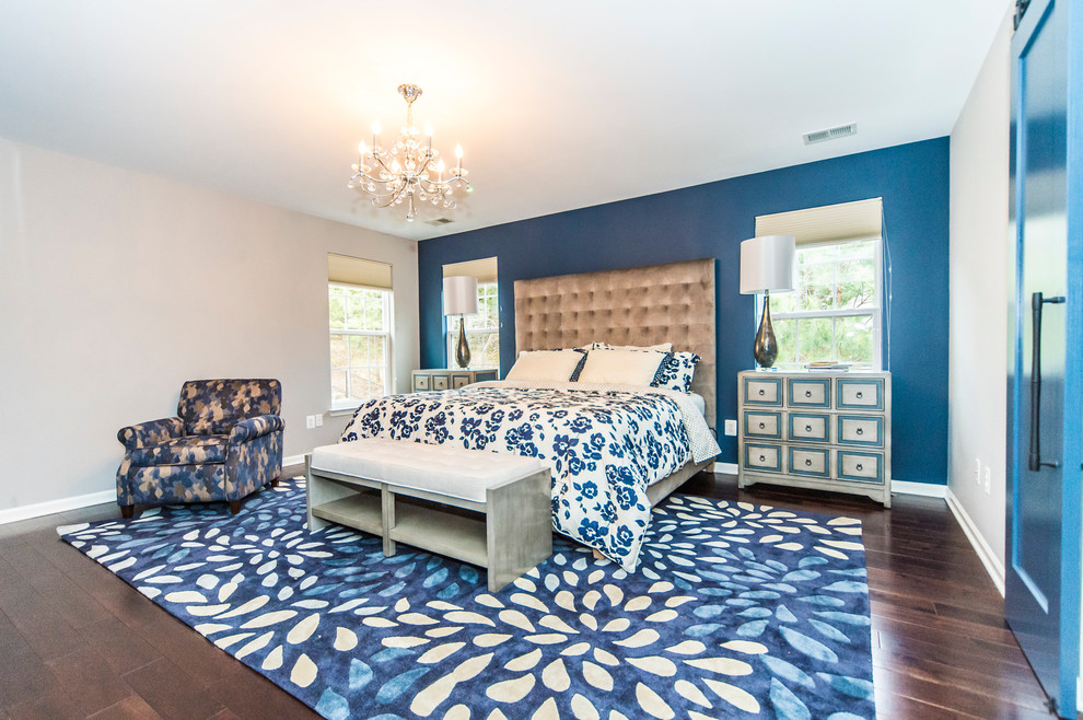 Modelo de dormitorio principal clásico renovado de tamaño medio sin chimenea con paredes azules y suelo de madera oscura