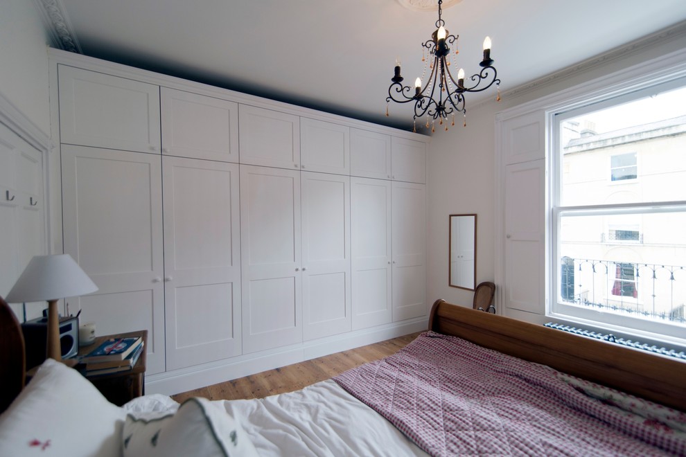 Идея дизайна: хозяйская спальня среднего размера в классическом стиле с белыми стенами и паркетным полом среднего тона