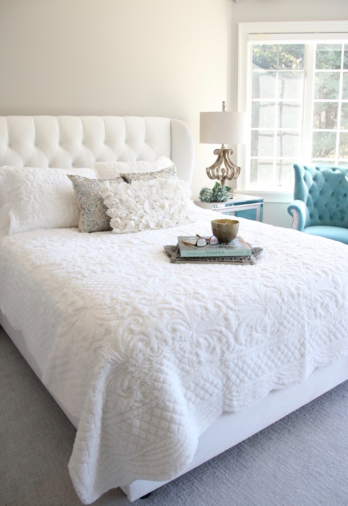Источник вдохновения для домашнего уюта: хозяйская спальня среднего размера в стиле шебби-шик с белыми стенами, ковровым покрытием и белым полом