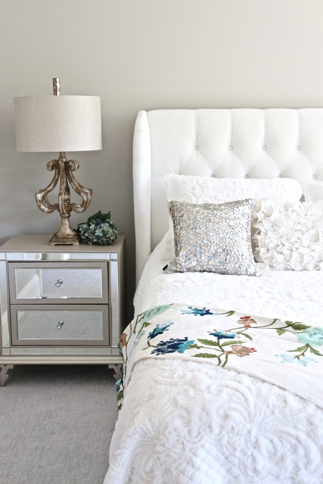 Стильный дизайн: хозяйская спальня среднего размера в стиле шебби-шик с белыми стенами, ковровым покрытием и белым полом - последний тренд