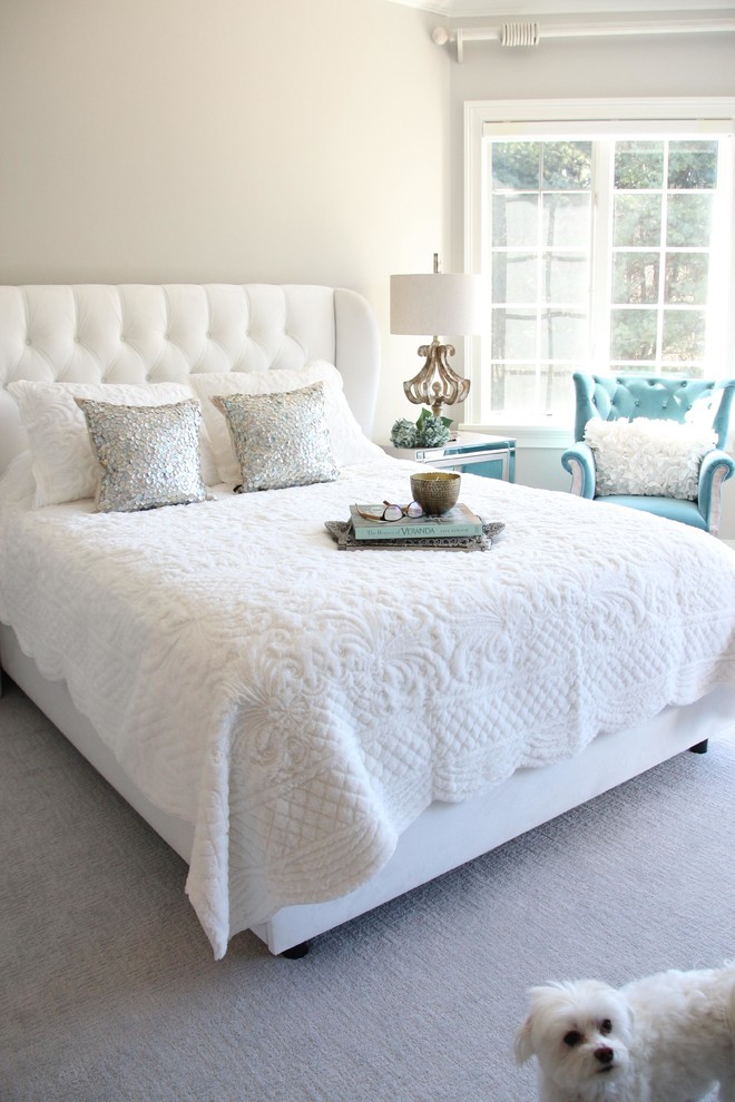 Imagen de dormitorio principal romántico de tamaño medio con paredes blancas, moqueta y suelo blanco
