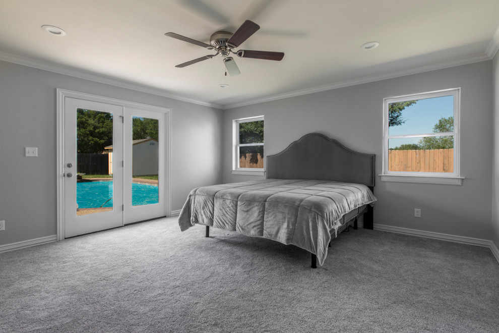 他の地域にある広いトランジショナルスタイルのおしゃれな主寝室 (グレーの壁、カーペット敷き、グレーの床) のレイアウト