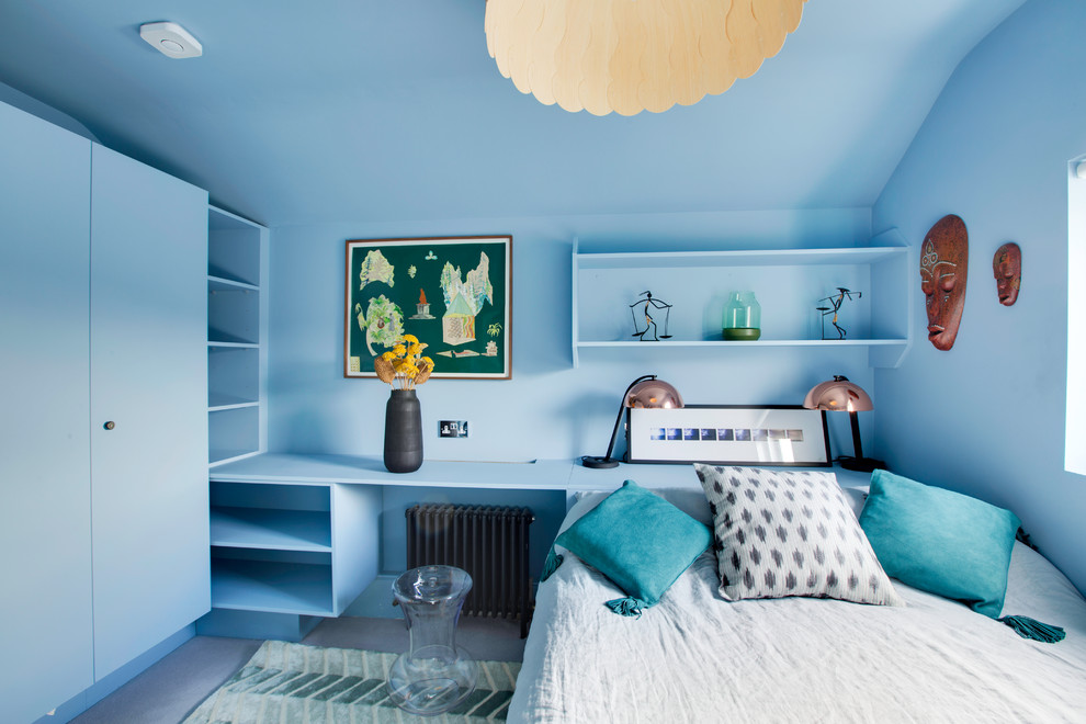 Diseño de habitación de invitados contemporánea de tamaño medio con paredes marrones y moqueta