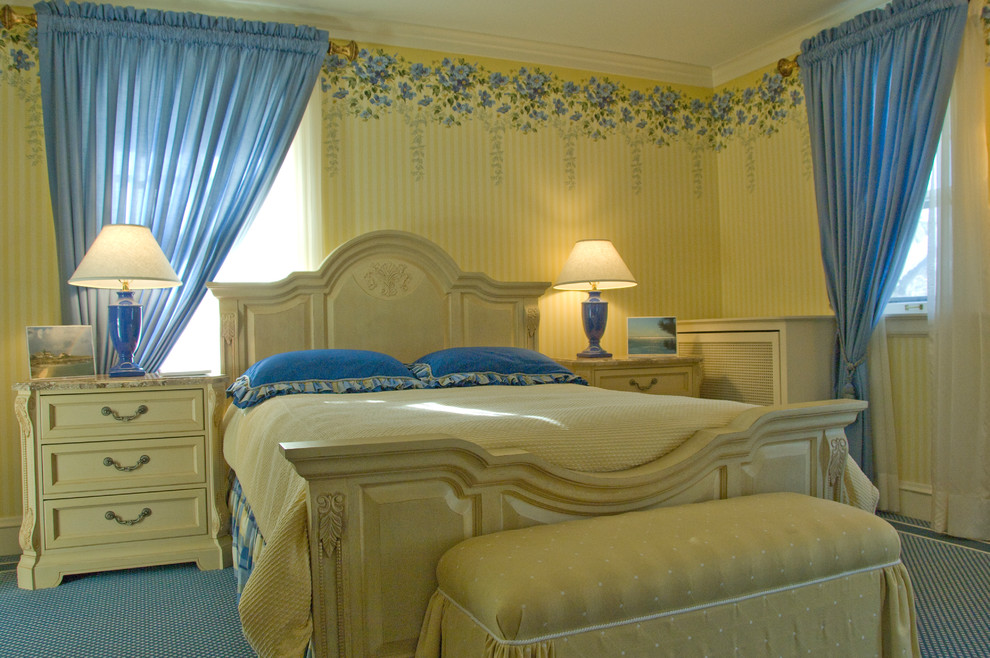 Modelo de habitación de invitados tradicional extra grande con paredes amarillas, moqueta y suelo azul