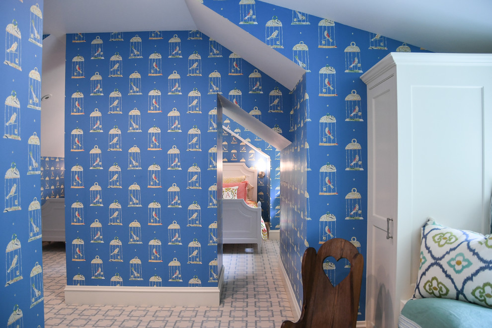На фото: огромная гостевая спальня (комната для гостей) в классическом стиле с синими стенами, ковровым покрытием и разноцветным полом с