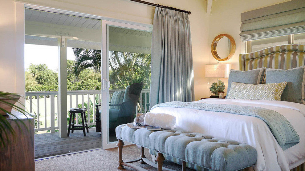 Foto di una camera degli ospiti costiera con pareti bianche e moquette