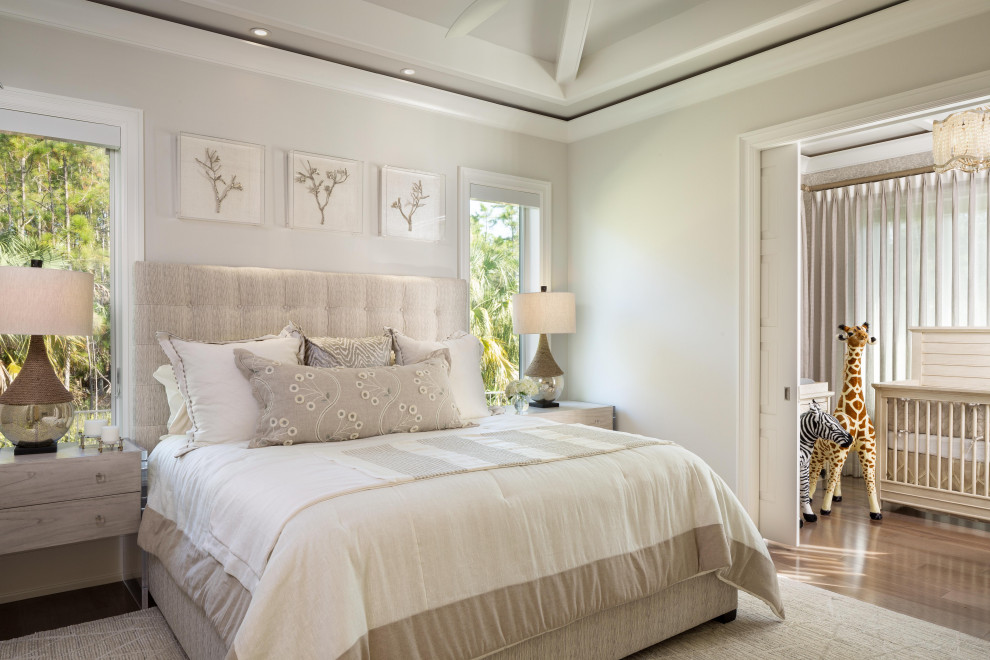 マイアミにある地中海スタイルのおしゃれな寝室 (グレーの壁、暖炉なし、折り上げ天井) のインテリア