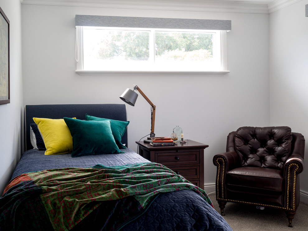 Modelo de habitación de invitados de estilo de casa de campo de tamaño medio sin chimenea con paredes blancas, moqueta y suelo gris