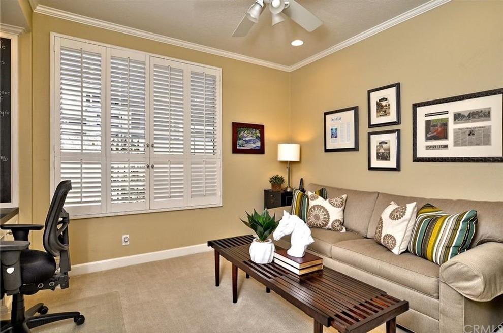 Imagen de habitación de invitados clásica renovada pequeña con paredes beige, moqueta y suelo beige