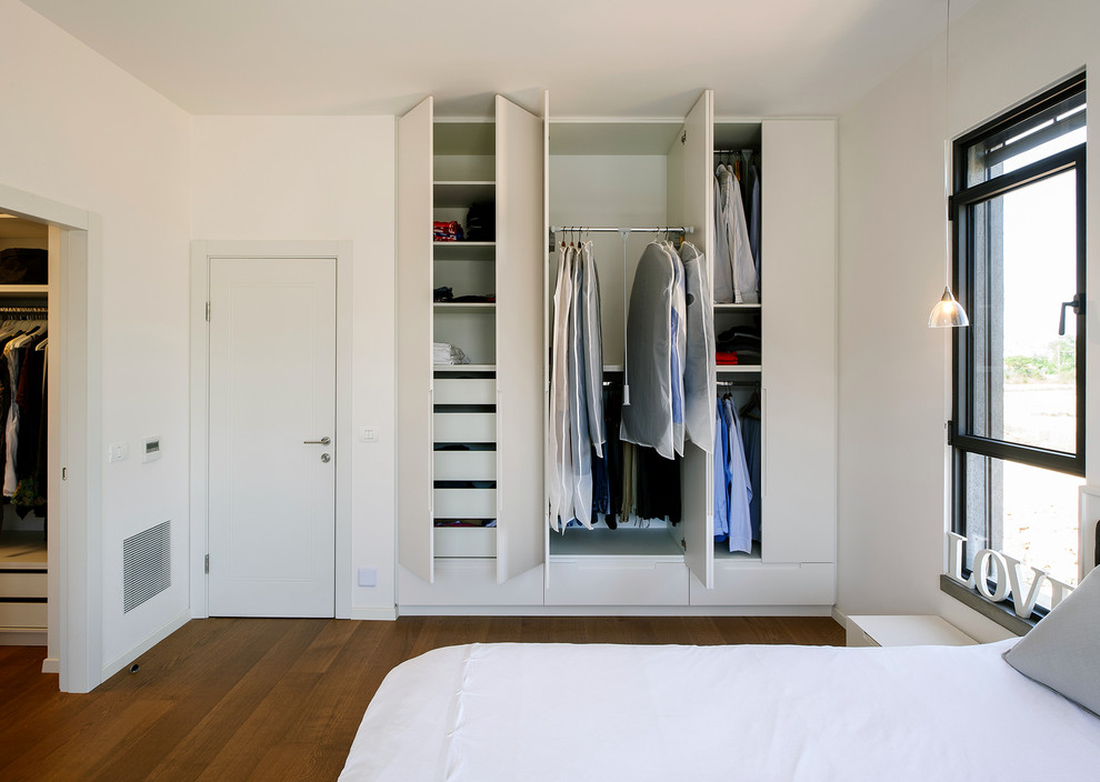 Photo of a contemporary bedroom in Tel Aviv with white walls.