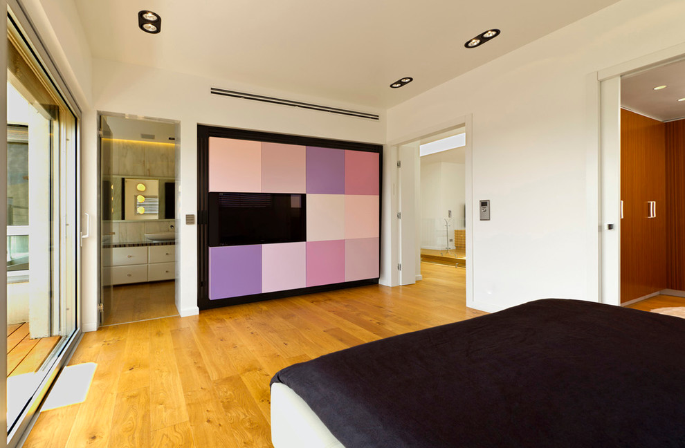 Photo of a contemporary bedroom in Tel Aviv with white walls and yellow floors.