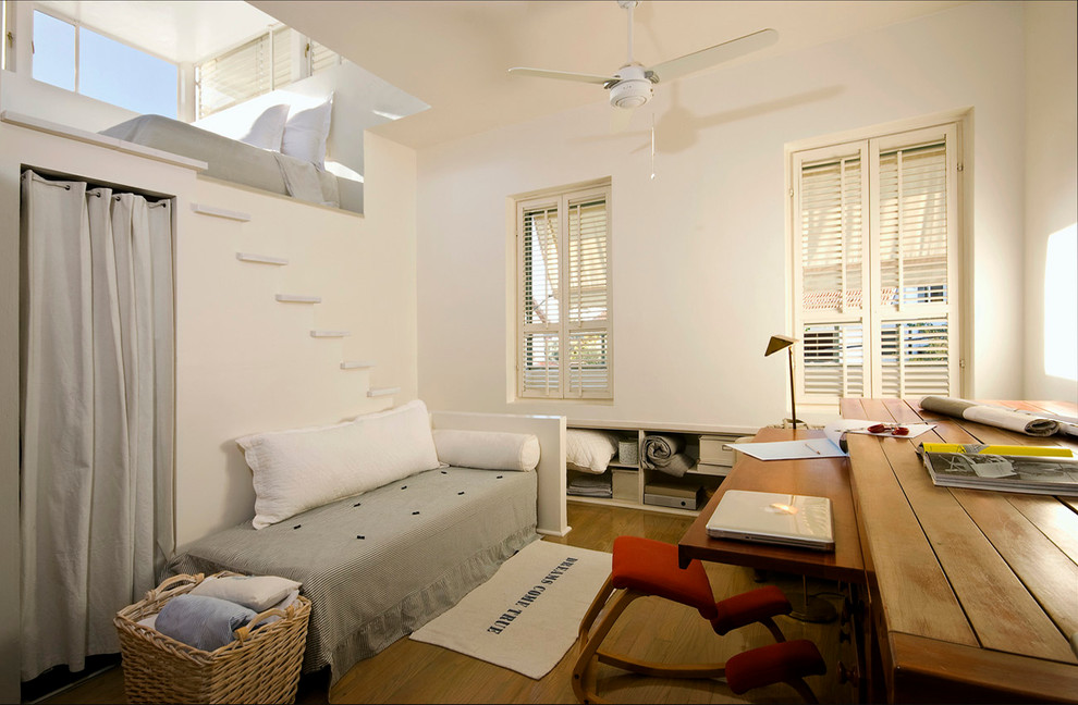 Свежая идея для дизайна: спальня на мансарде в современном стиле с белыми стенами - отличное фото интерьера