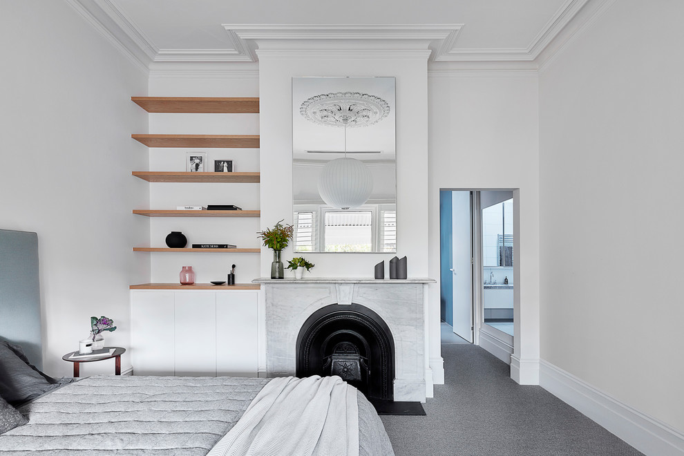 Großes Modernes Hauptschlafzimmer mit weißer Wandfarbe, Teppichboden und grauem Boden in Melbourne
