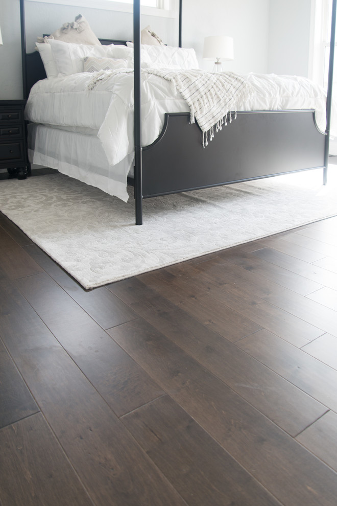 Großes Shabby-Style Hauptschlafzimmer mit braunem Holzboden, braunem Boden und grauer Wandfarbe in Sonstige