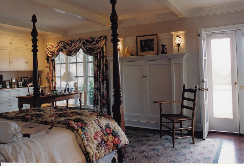 Modelo de dormitorio principal tradicional grande con paredes beige y suelo de madera en tonos medios
