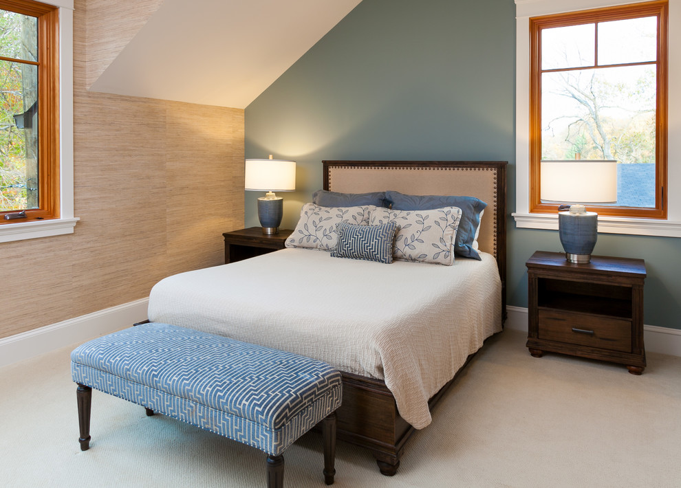 Inspiration pour une chambre avec moquette traditionnelle avec un mur bleu et un sol beige.
