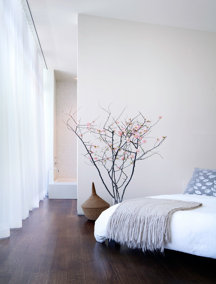 Immagine di una camera da letto minimalista con pareti bianche e nessun camino