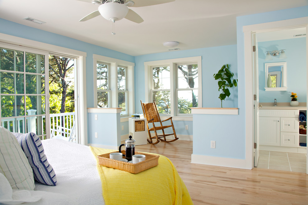 На фото: спальня в классическом стиле с синими стенами и паркетным полом среднего тона с