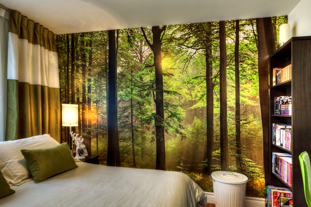 Idee per una camera degli ospiti minimal di medie dimensioni con pareti verdi, pavimento in legno massello medio e carta da parati