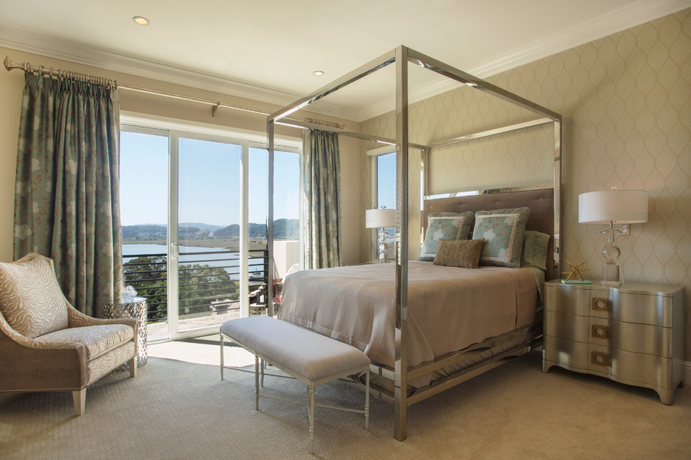 Klassisches Schlafzimmer mit beiger Wandfarbe und Teppichboden in San Francisco