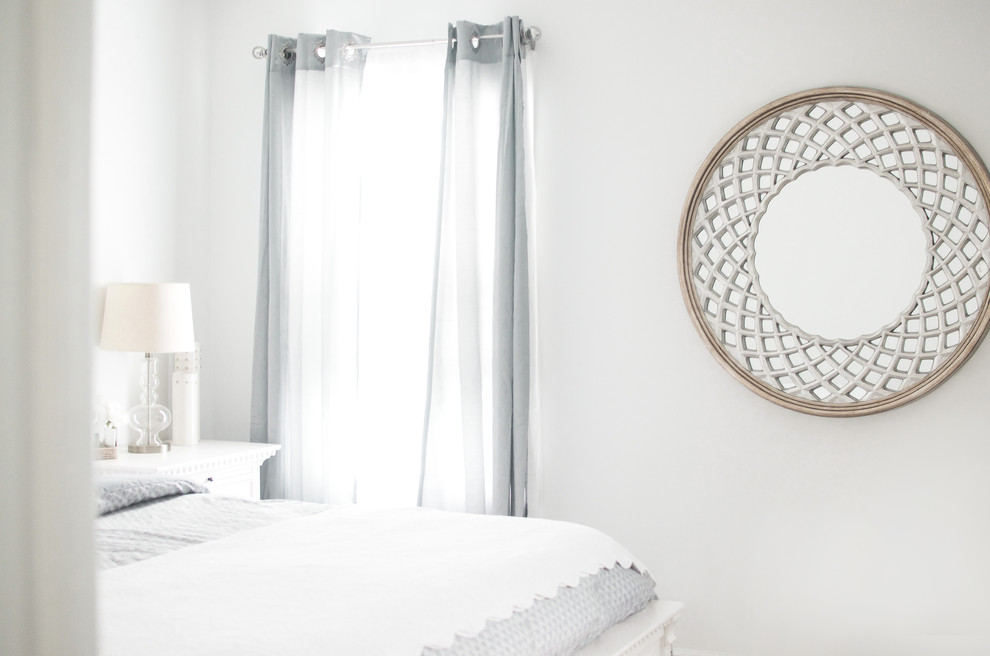 Ejemplo de dormitorio principal de tamaño medio con paredes blancas, moqueta y suelo multicolor