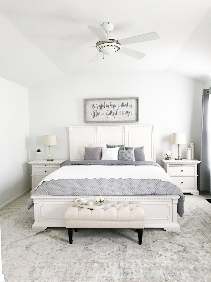 На фото: серо-белая спальня среднего размера, в светлых тонах в стиле шебби-шик с белыми стенами, ковровым покрытием и бежевым полом с