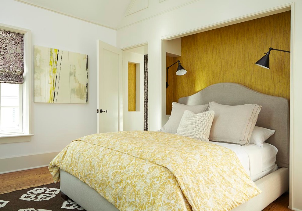 Imagen de dormitorio tradicional renovado sin chimenea con paredes blancas y suelo de madera en tonos medios