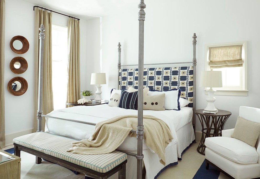 Klassisches Schlafzimmer mit weißer Wandfarbe und Teppichboden in Atlanta