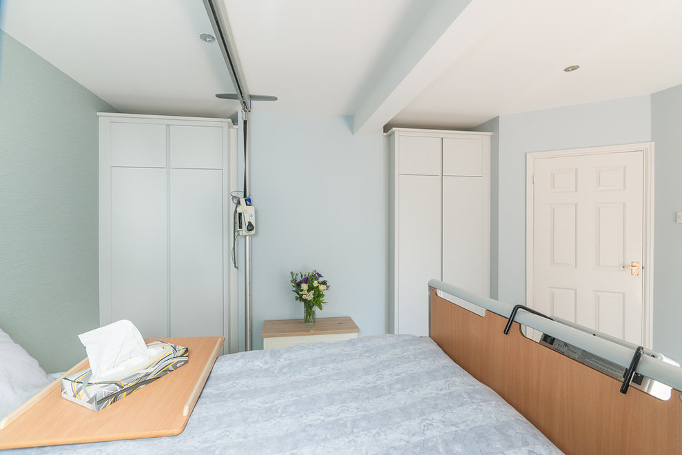 Immagine di una camera da letto chic di medie dimensioni con pavimento in vinile